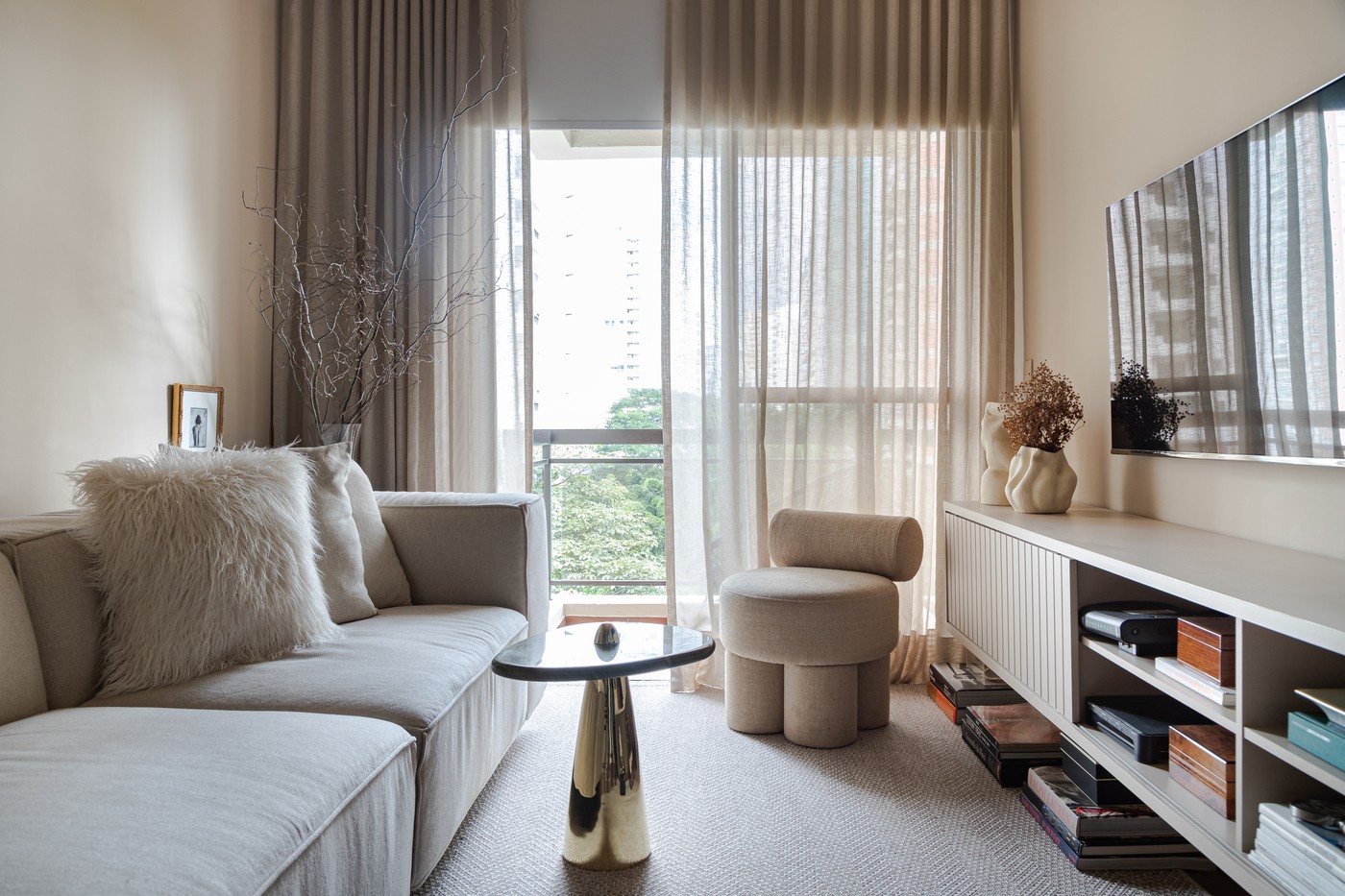 Apartamento monocromático tem peças de design assinado e muito charme