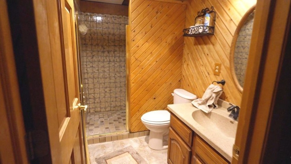 Em outro imóvel, o banheiro traz painéis revestindo as paredes, uma receita para atrair mofo — Foto: HGTV / Reprodução