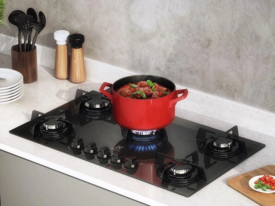 Com design moderno, o cooktop ajuda a otimizar o espaço nas cozinhas planejadas. Este é da Electrolux
