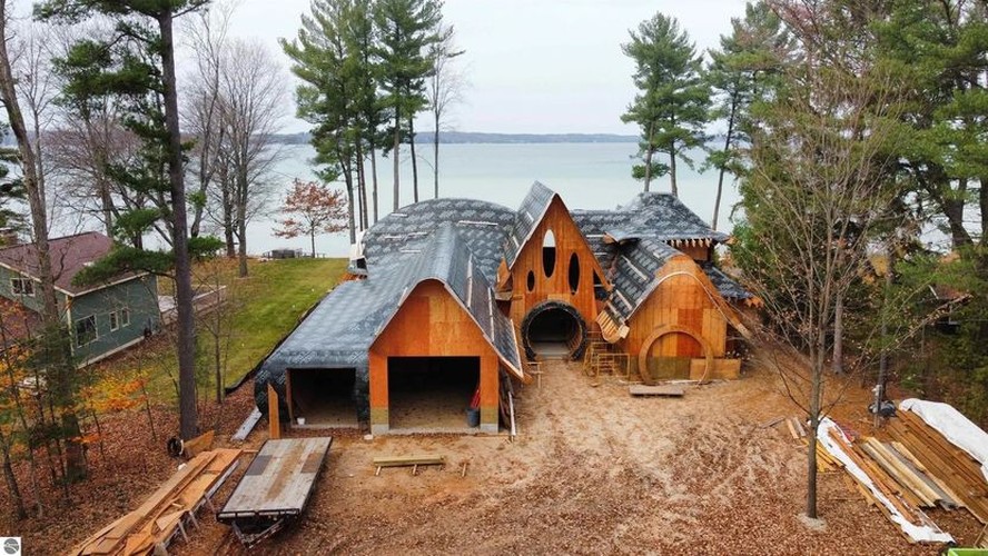 A inacabada casa no lago de Michigan, nos Estados Unidos, foi inspirada no Hobbit, personagem do filme 'Senhor dos Anéis' e espera uma oferta de um comprador que queira terminá-la