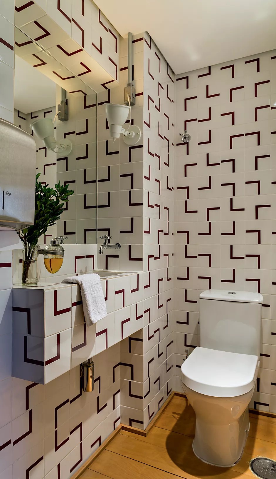 Azulejos são boas opções para revestir banheiros sem muitas ventilação natural. Projeto do Estúdio Penha — Foto: Edu Castello/Editora Globo