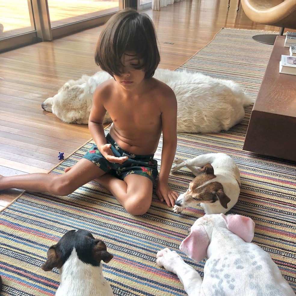 Filho de Márcio Garcia na sala da sua mansão — Foto: Reprodução/Instagram
