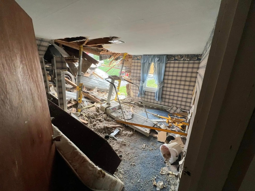 O quarto ficou completamente destruído por dentro — Foto: Junction Fire Company / Divulgação