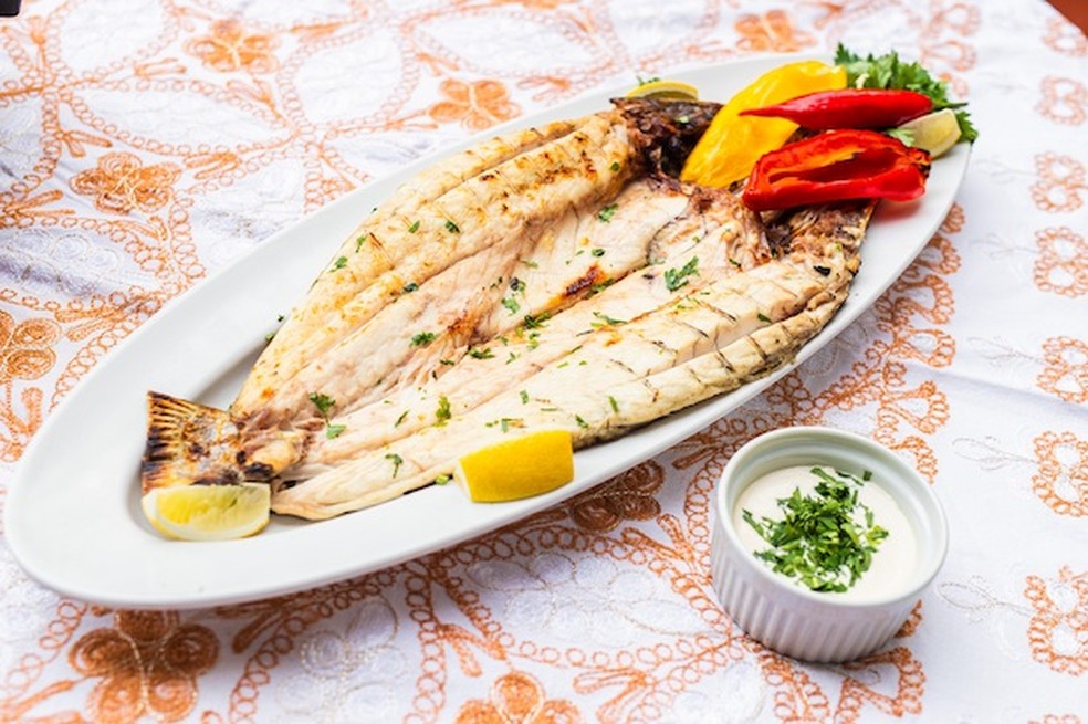 Receita de peixe na brasa à moda libanesa do restaurante Basha — Foto: Ogro Filmes / Divulgação