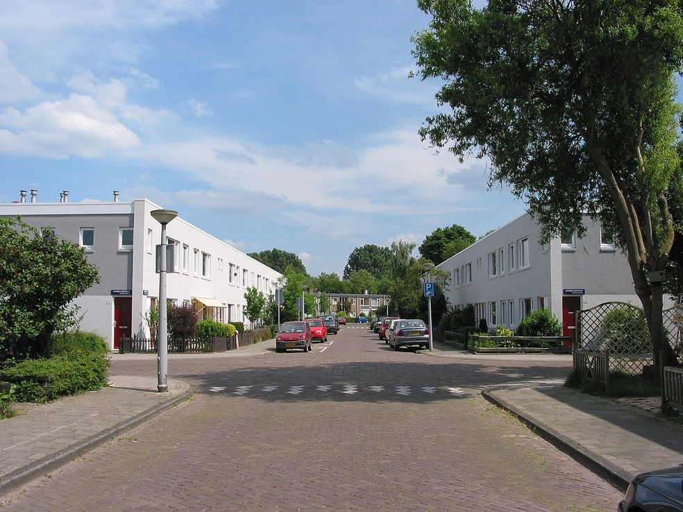 O bairro Betondorp, em Amsterdam, foi construído nos anos 1920 com edificações que valorizam o minimalismo e o concreto — Foto: Vincent Steenberg / Wikimedia Commons