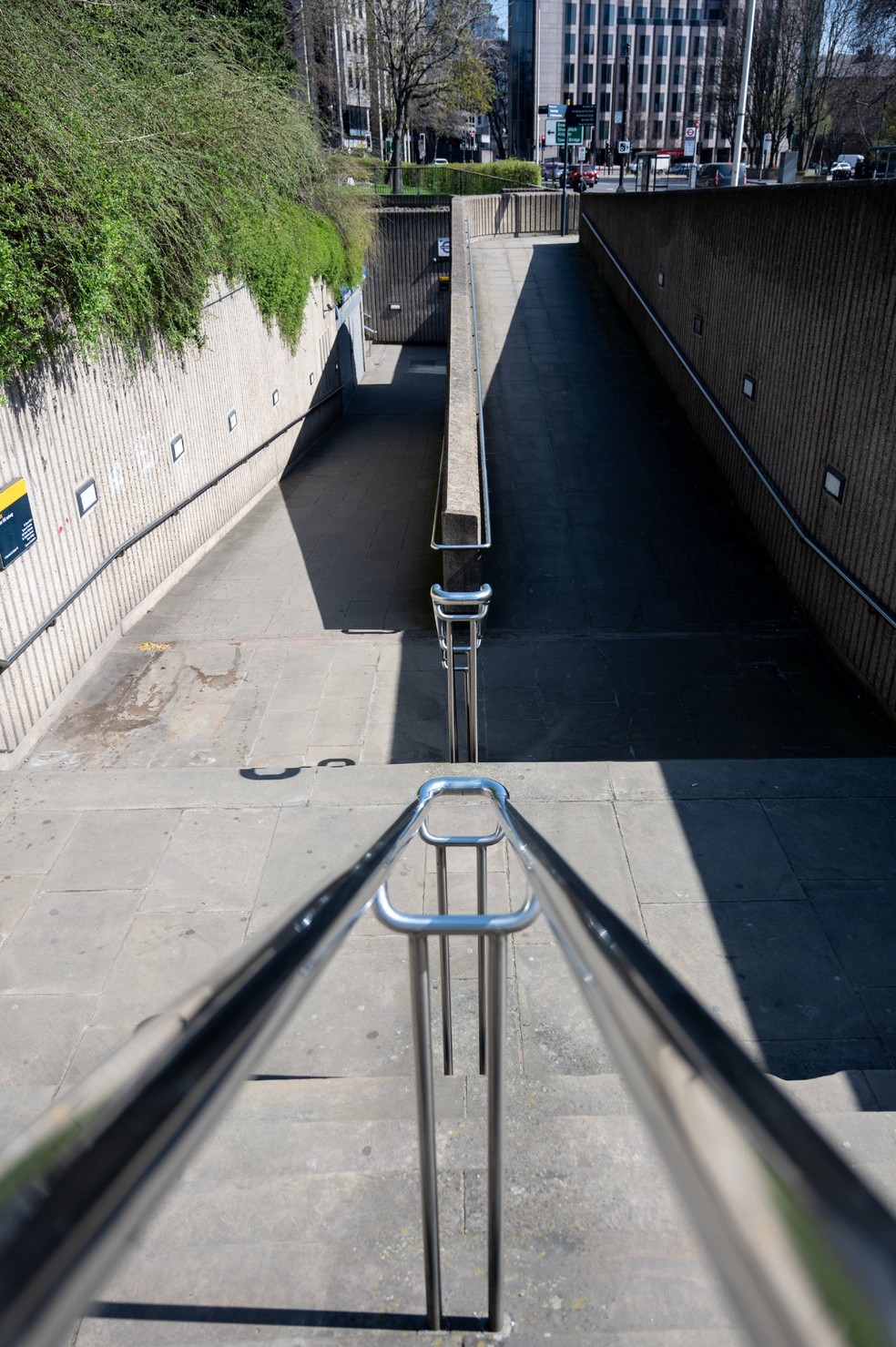 Rampas são elementos da arquitetura que fornecem uma rota mais acessível, segura e confortável àqueles com mobilidade reduzida — Foto: Unsplash / itsharryshelton / CreativeCommons