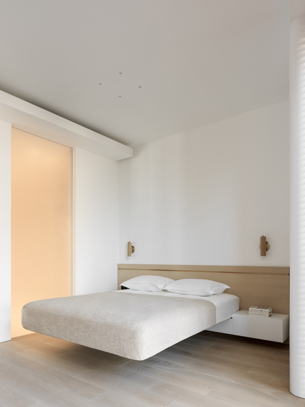 QUARTO | A cama suspensa parece flutuar em um espaço clean, cujo visual remete ao conceito arquitetônico escandinavo — Foto: Sergey Krasyuk / Divulgação