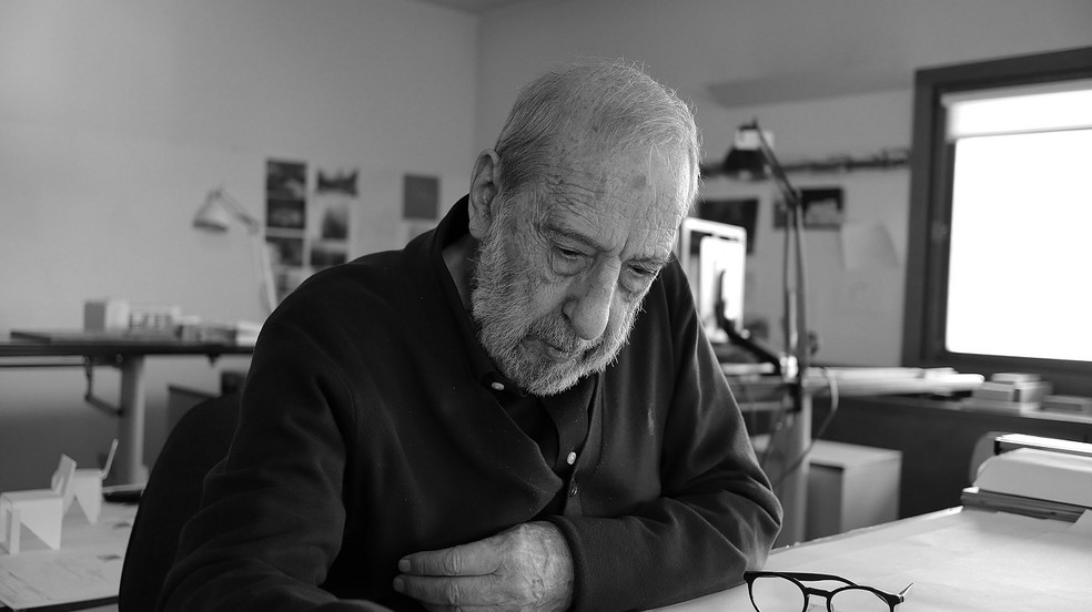 Com obras assinadas pelo mundo, Álvaro Siza entregou seu primeiro projeto arquitetônico em 1954 e, em meio a sua carreira, tornou-se  um dos grandes nomes da arquitetura e do urbanismo modernos — Foto: Exposição Singular / Divulgação