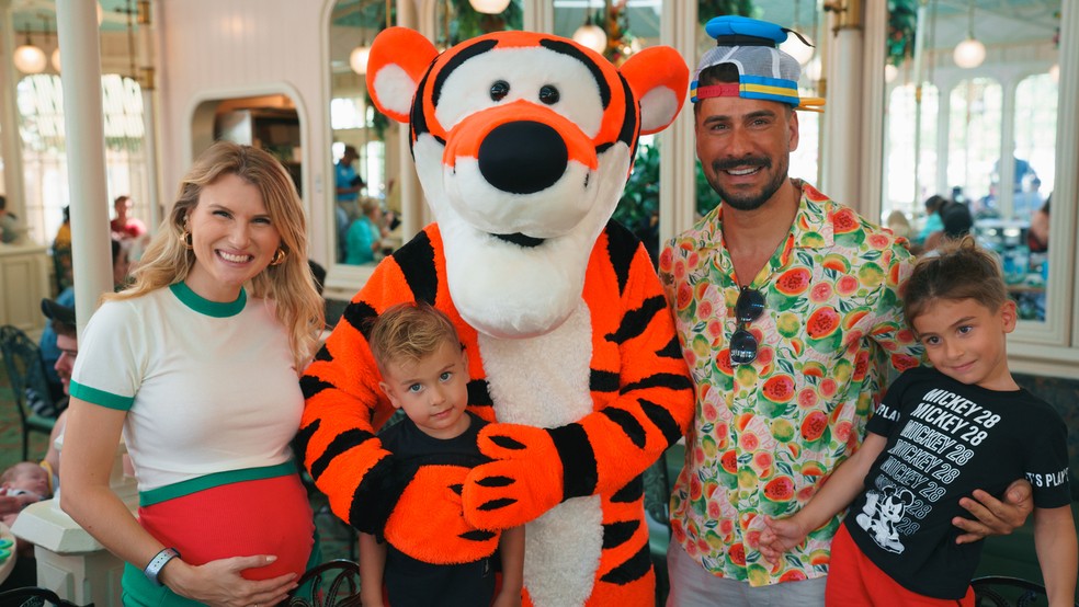 O ator Júlio Rocha, sua esposa Karoline Kleine e os dois filhos, José e Eduardo, com o personagem Tigrão, na Disney — Foto: Divulgação