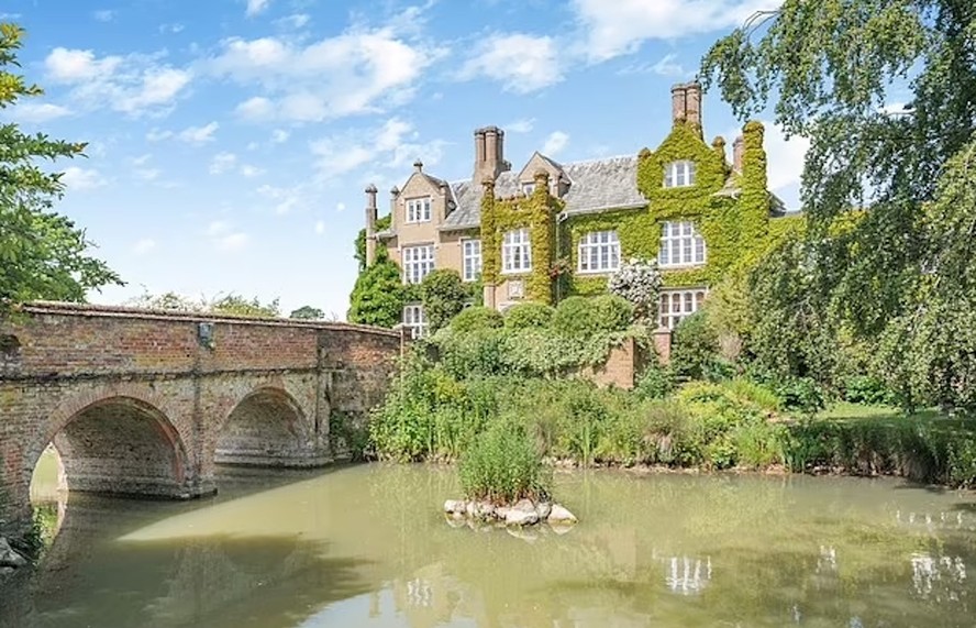 A mansão histórica na Inglaterra preserva parte de um antigo fosso medieval