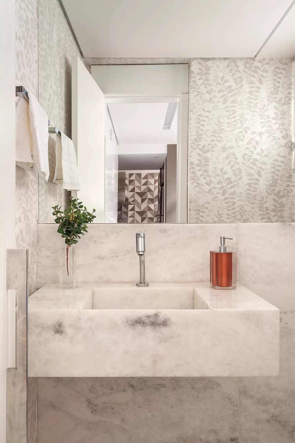 Papel de parede: 25 ideias para decorar ambientes, do hall ao quarto