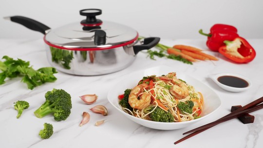 Chow mien de camarão: aprenda a fazer o macarrão chinês