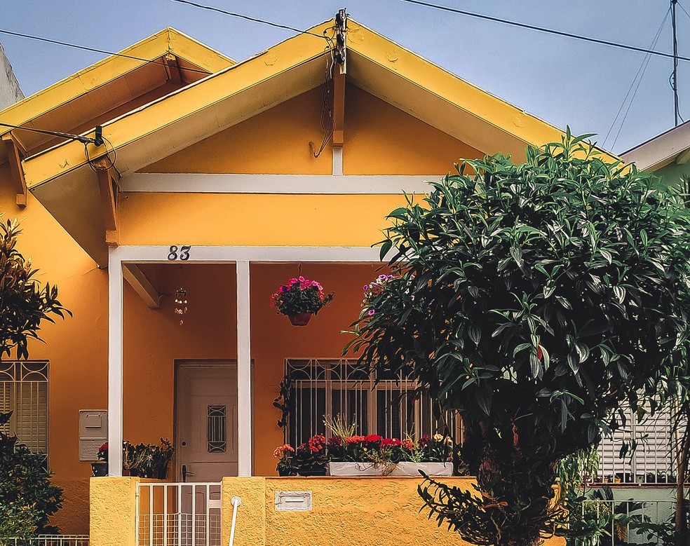 50% dos brasileiros que ganham até R$ 15 mil por mês desejam comprar uma casa ou sobrado de rua para viver — Foto: Pexels / Thgusstavo Santana / Creative Commons