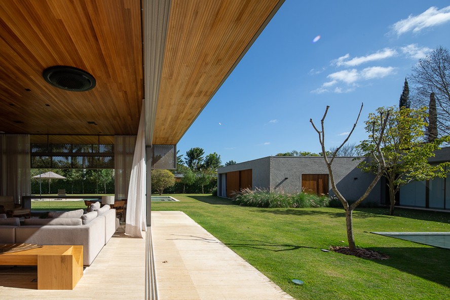 Esta casa conta com grandes aberturas e integração ao jardim