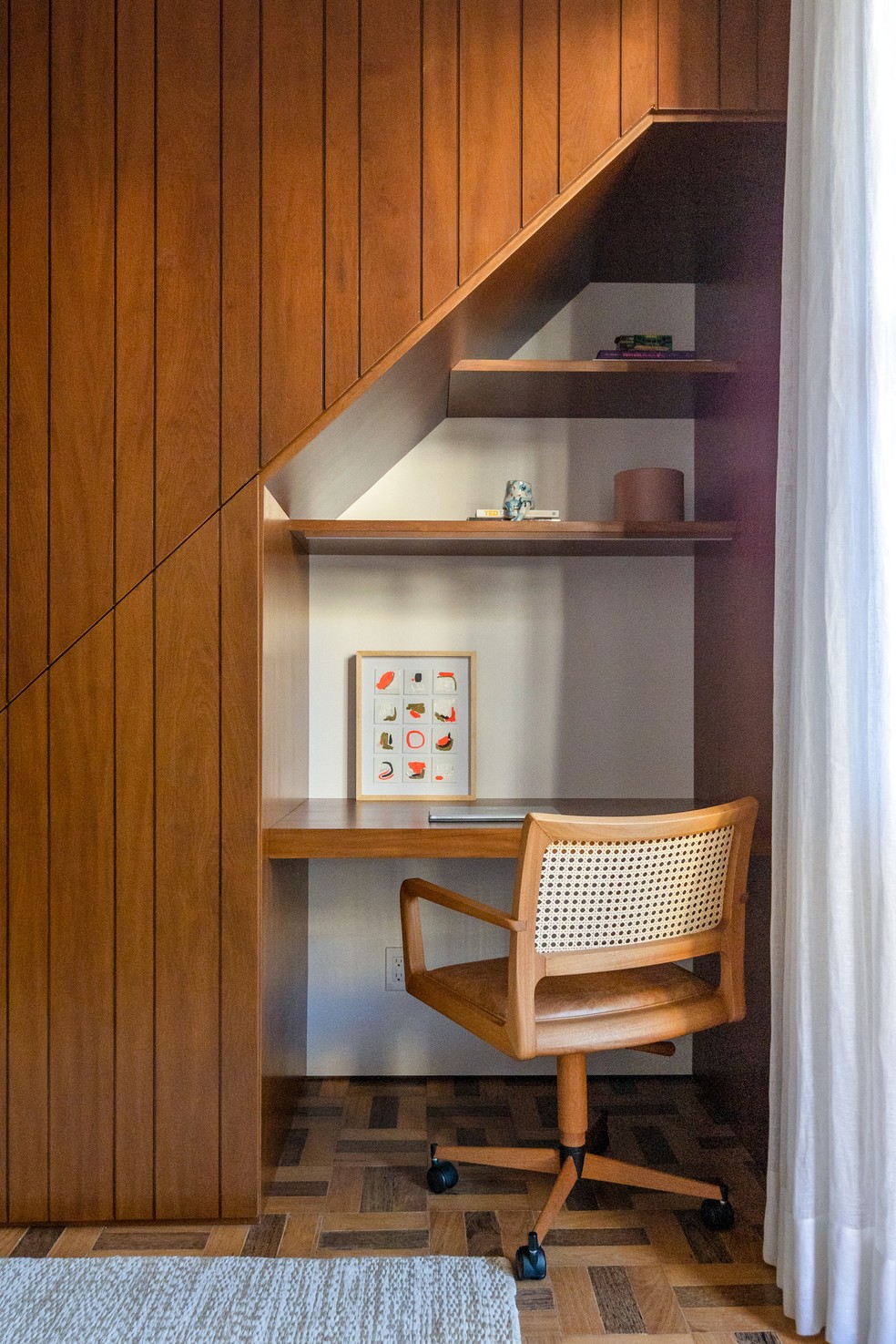 HOME OFFICE | A madeira aquece o espaço de home office com um cantinho intimista para trabalhar — Foto: André Nazareth / Divulgação