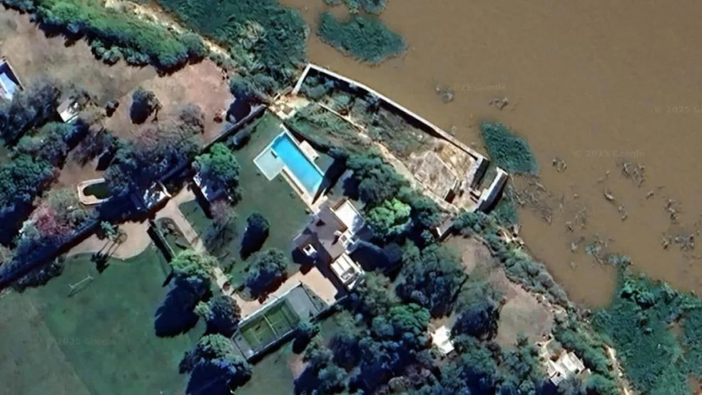 A mansão de Messi na Argentina se distribui por três terrenos adjacentes — Foto: Google Earth/Reprodução