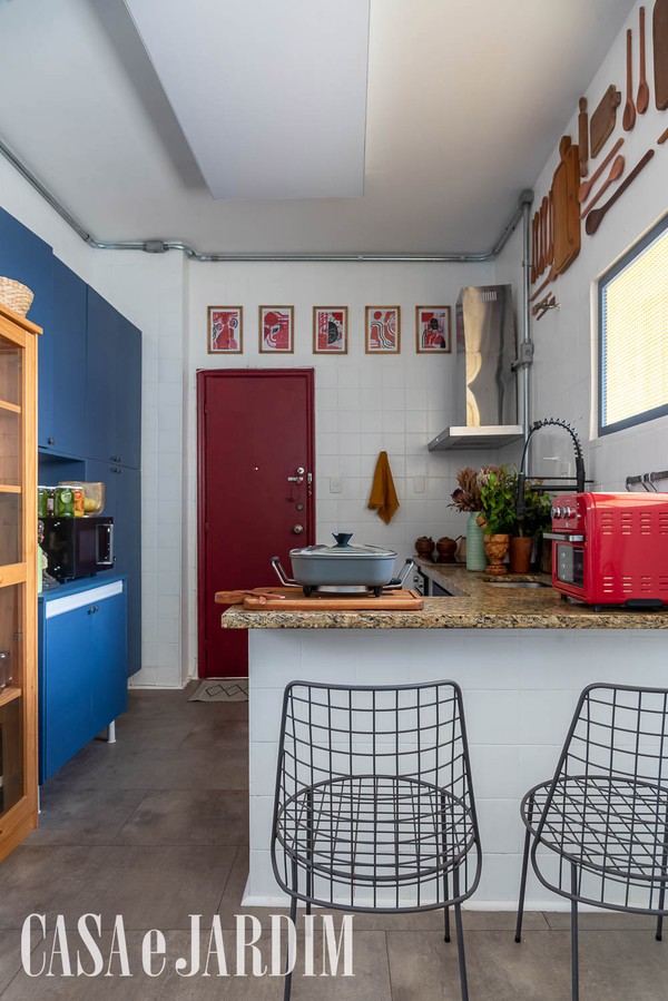 Stephanie Ribeiro mostra a decoração colorida de seu apartamento em SP