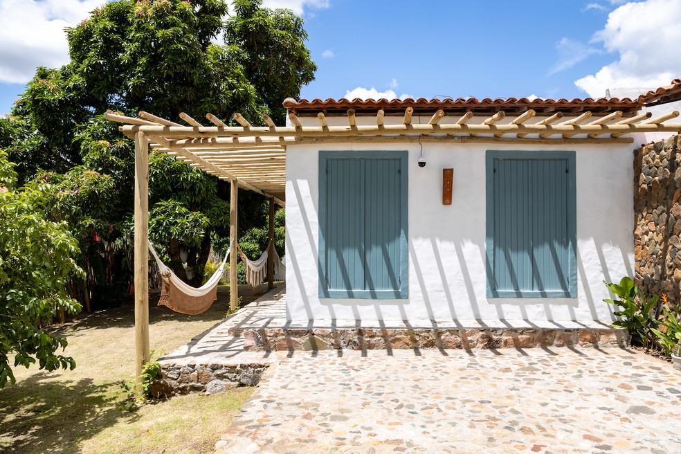 A fachada da casa recebeu uma camada de tinta emborrachada, que além de refletir os raios solares, protege contra a poeira trazida pelos ventos do sertão — Foto: Sarah Medeiros/Divulgação | Projeto de Kamile Seiva