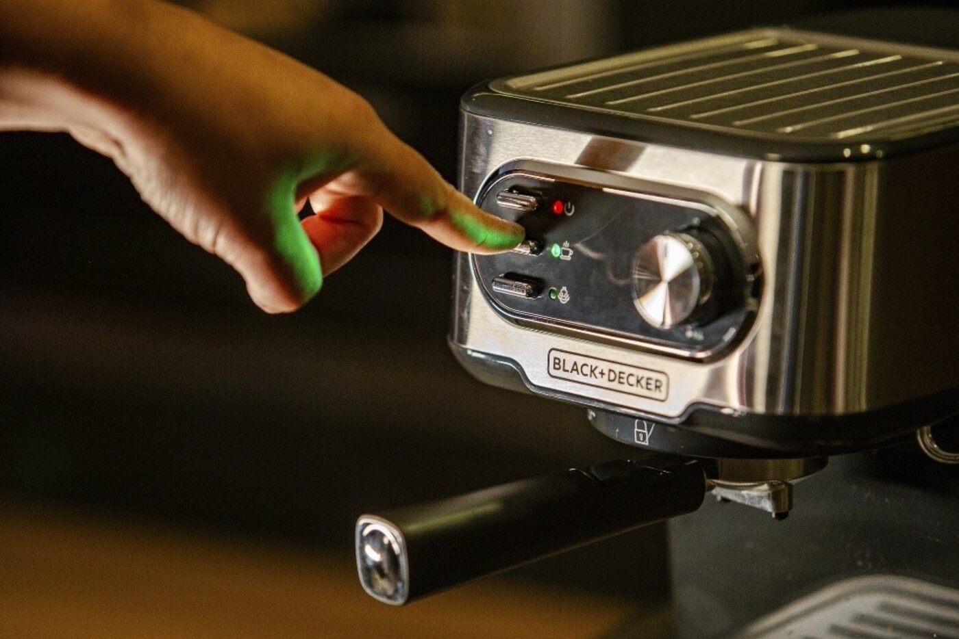 Cafeteira Espresso Multifunções – CE1100G, da BLACK+DECKER, tem dosagem ajustável e é compatível vom capsúlas da Nespresso e Dolce Gusto. A opção custa cerca de R$ 950 — Foto: Foto: BLACK+DECKER / Divulgação