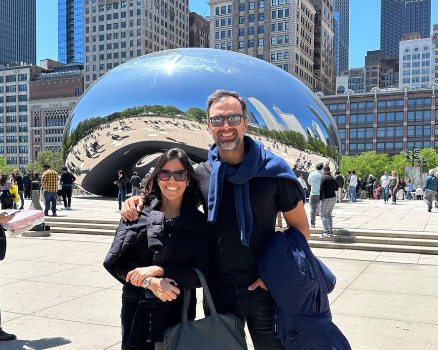Tadeu Schmidt com a esposa em Chicago no Cloud Gate