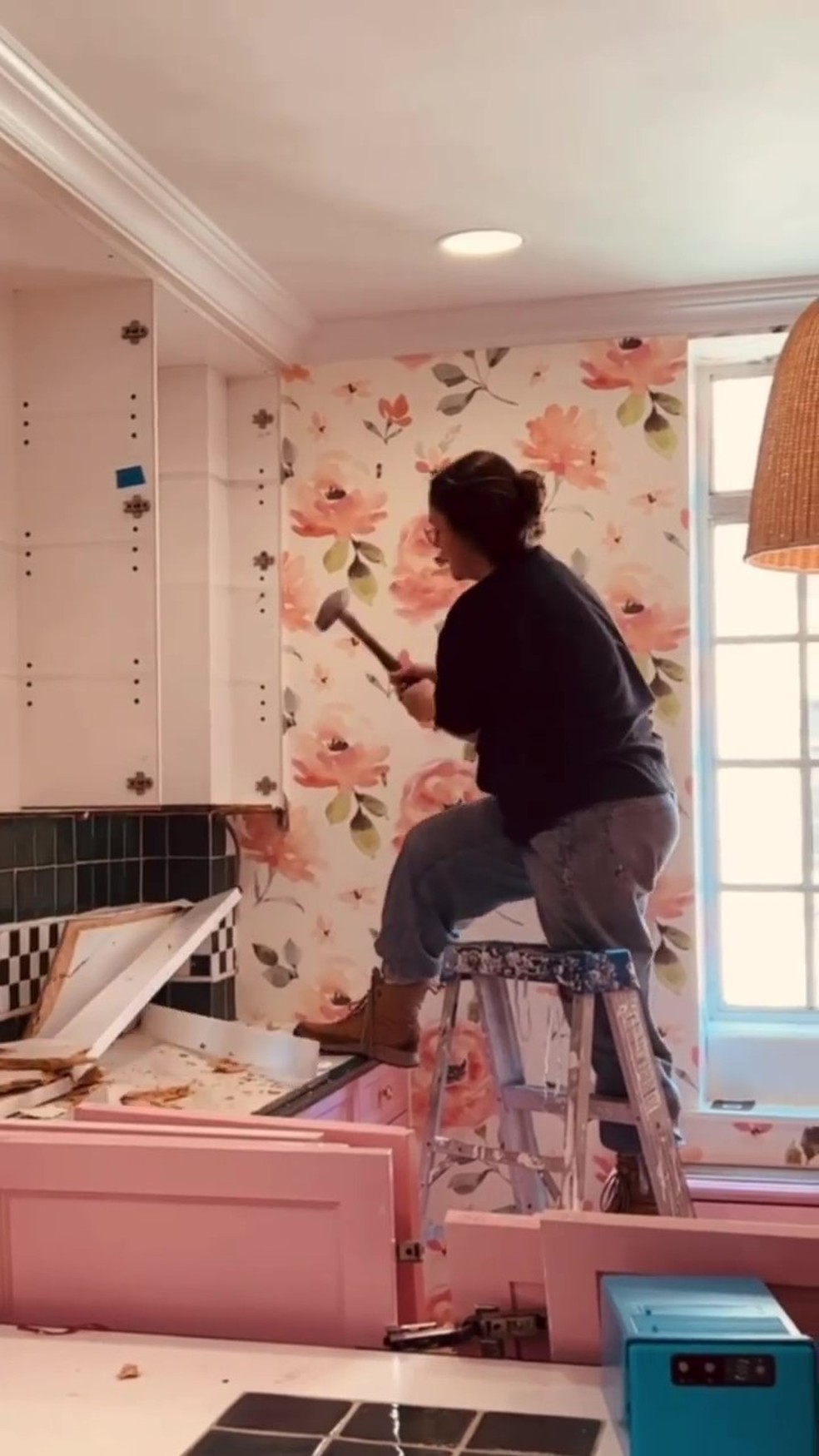 Drew Barrymore quebrando a sua cozinha — Foto: Instagram / Reprodução
