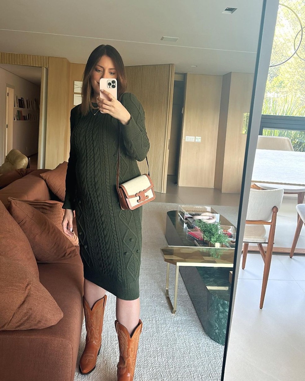 Fabiana Justus posa no espelho da sua sala de estar — Foto: Instagram / Reprodução