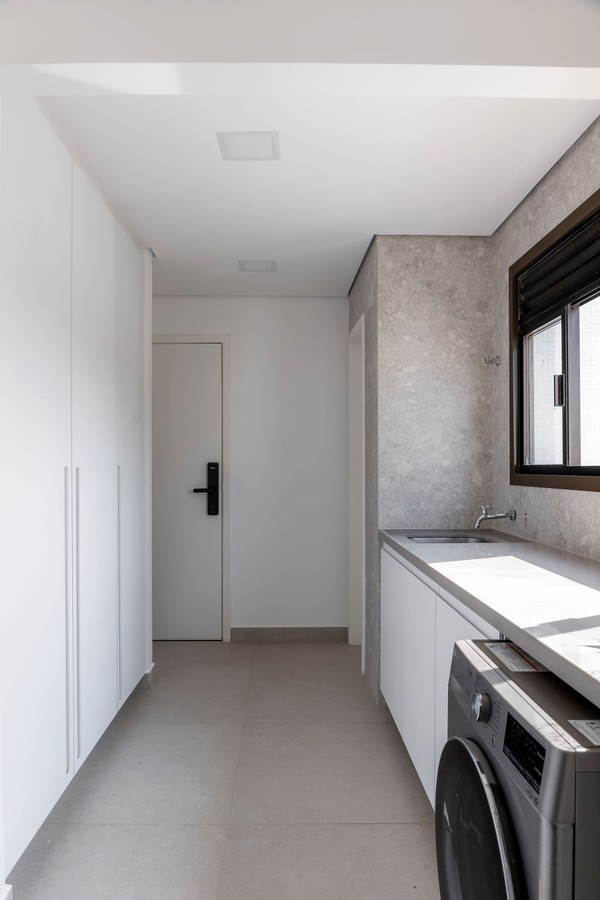 Marcenaria azul traz charme a apartamento neutro de 153 m²