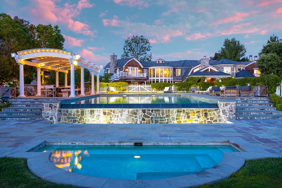 A área externa da mansão tem duas piscinas — Foto: Cannon Schmidt / The Salty Shutters / Reprodução