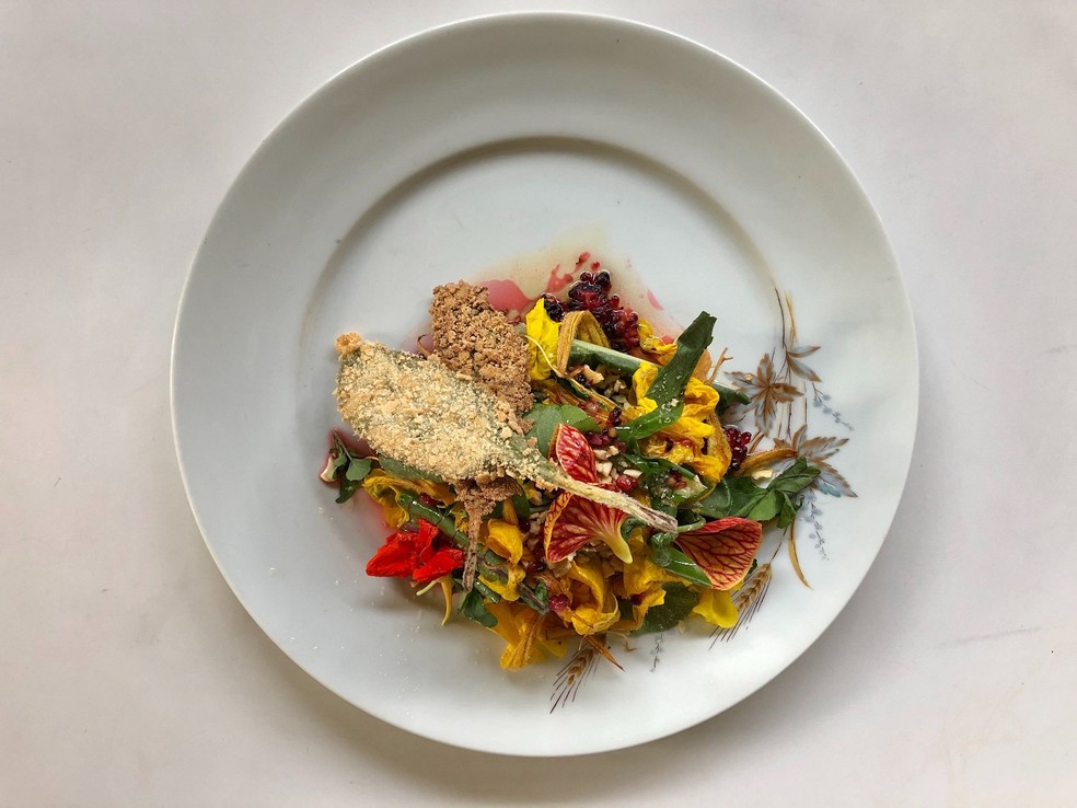 Salada de PANCs com peixinho da horta empanado em farinha de rosca — Foto: Divulgação