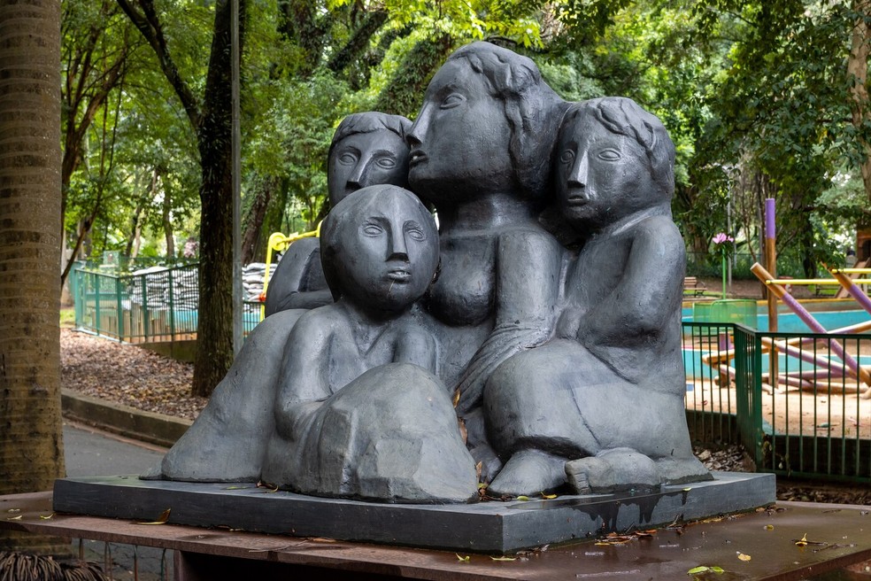 A obra Emigrantes, de Lasar Segall, foi uma das esculturas inseridas com o passar dos anos no Parque Buenos Aires — Foto: Mike Peel/Wikimedia Commons