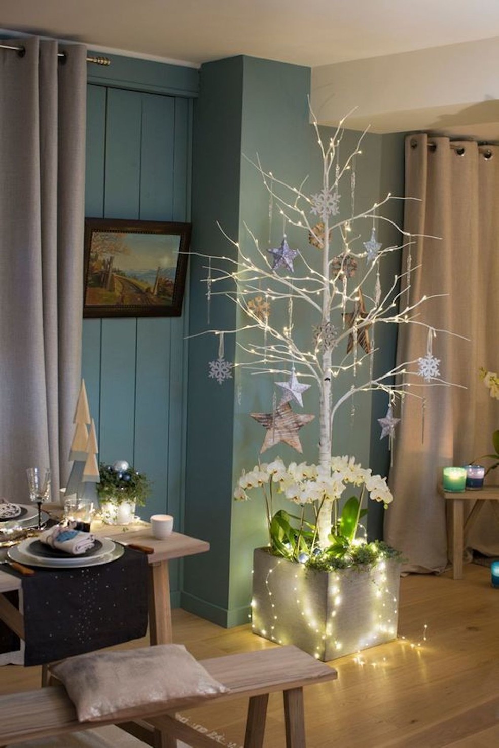 Uma árvore seca com galhos de verdade fica super charmosa com enfeites de Natal — Foto: Pinterest / Reprodução