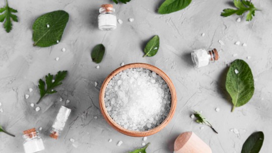 Limpeza com sal: dicas de como usar o ingrediente na faxina doméstica