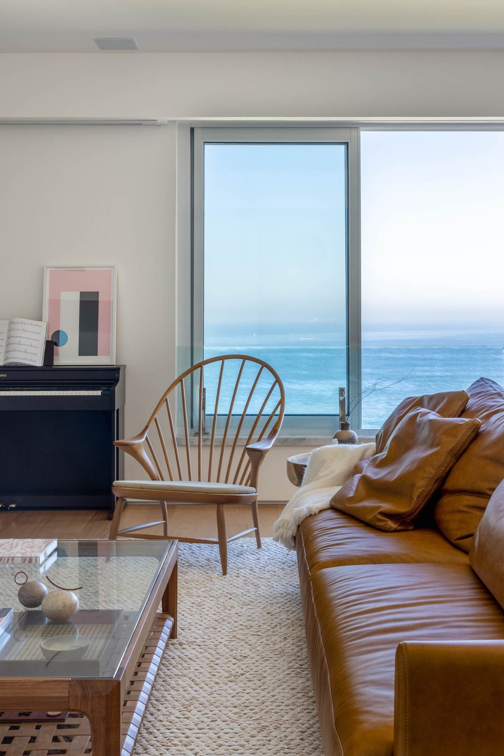LIVING | A vista para o mar emoldura a sala de estar. Ao fundo, poltrona Pelicano, da Novo Ambiente — Foto: André Nazareth / Divulgação