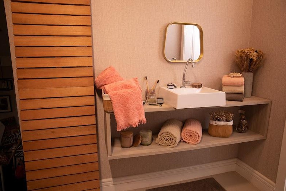 Após cada banho, evite deixar a toalha secando dentro do banheiro. (Foto: Reprodução/Shoptime) — Foto: Casa e Jardim