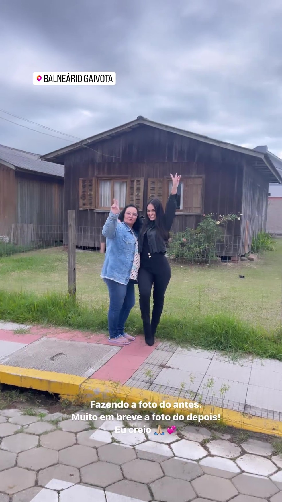 Larissa Santos com a mãe em antiga casa — Foto: Reprodução/Instagram