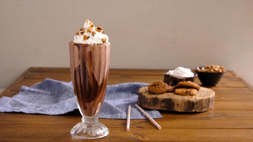 Decore seu milkshake com calda de chocolate caseira, chantilly e pedaços de cookies — Foto: Selmi / Divulgação