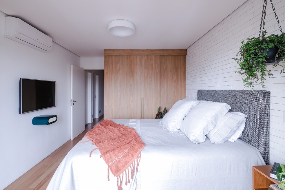 QUARTO DO CASAL | O uso dos tijolinhos brancos, da Lepri, deixa o quarto mais relaxante — Foto: Julia Mota / Decoração