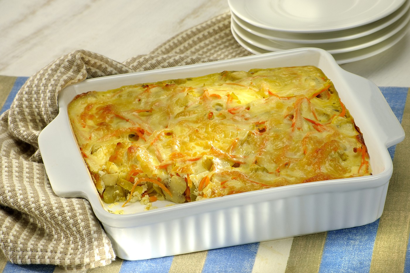 Panaché de legumes é coberto por creme de iogurte e ovos
