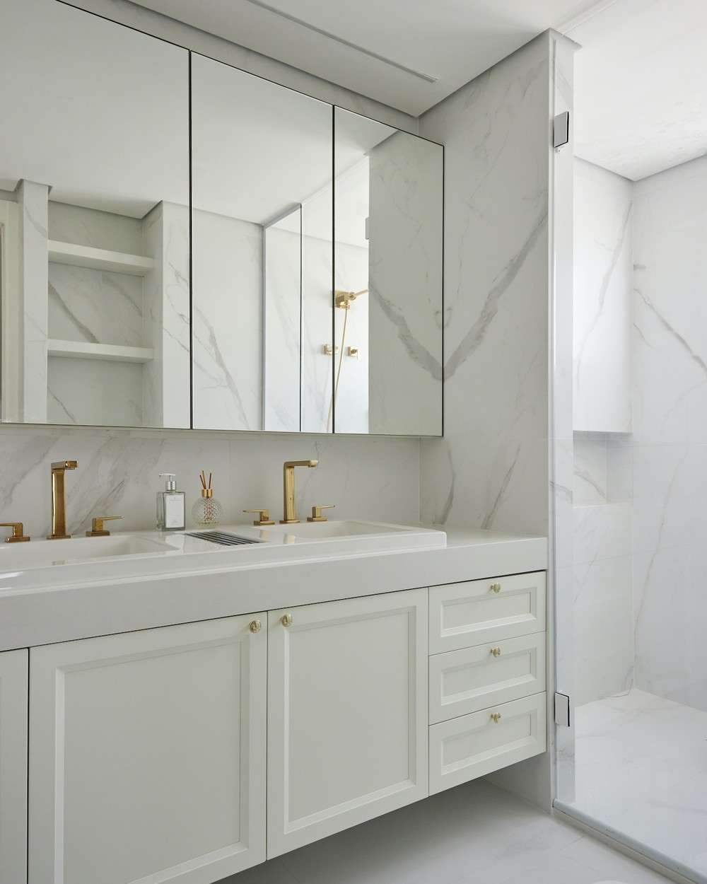 Armário de banheiro com espelho: 49 ideias para compor a sua decoração