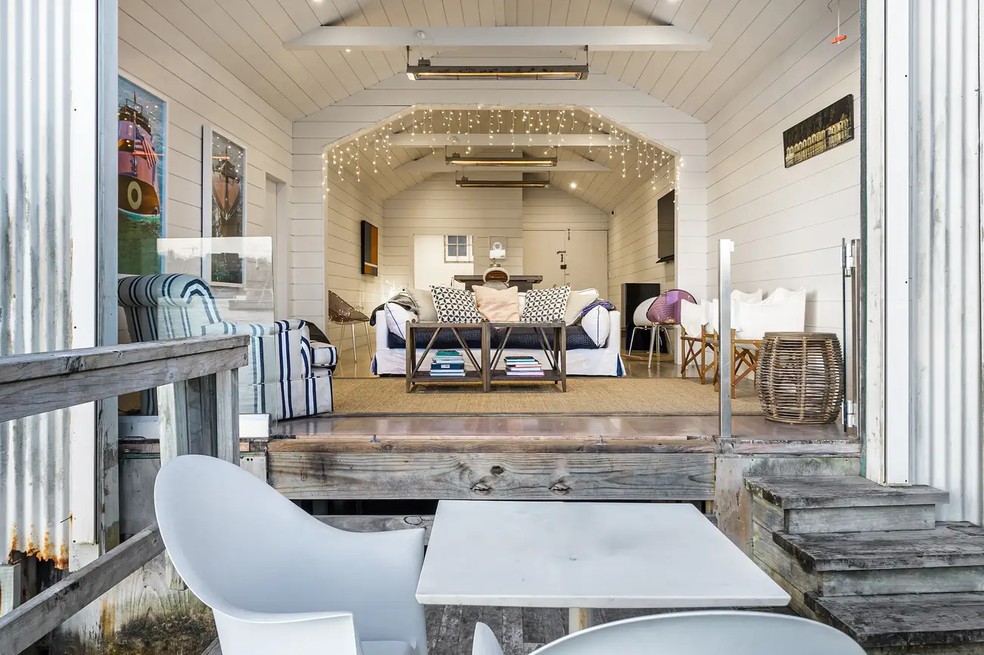 O interior da cabana vista a partir do deque &mdash; Foto: New Zealand Sotheby&rsquo;s International Realty / Reprodu&ccedil;&atilde;o