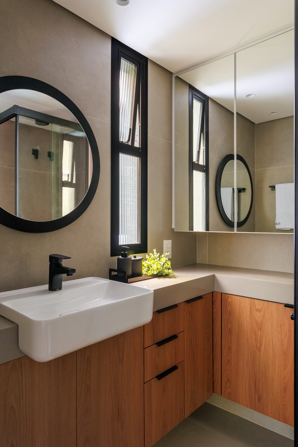 Banheiro bege: como adicionar a cor na decoração + 22 inspirações