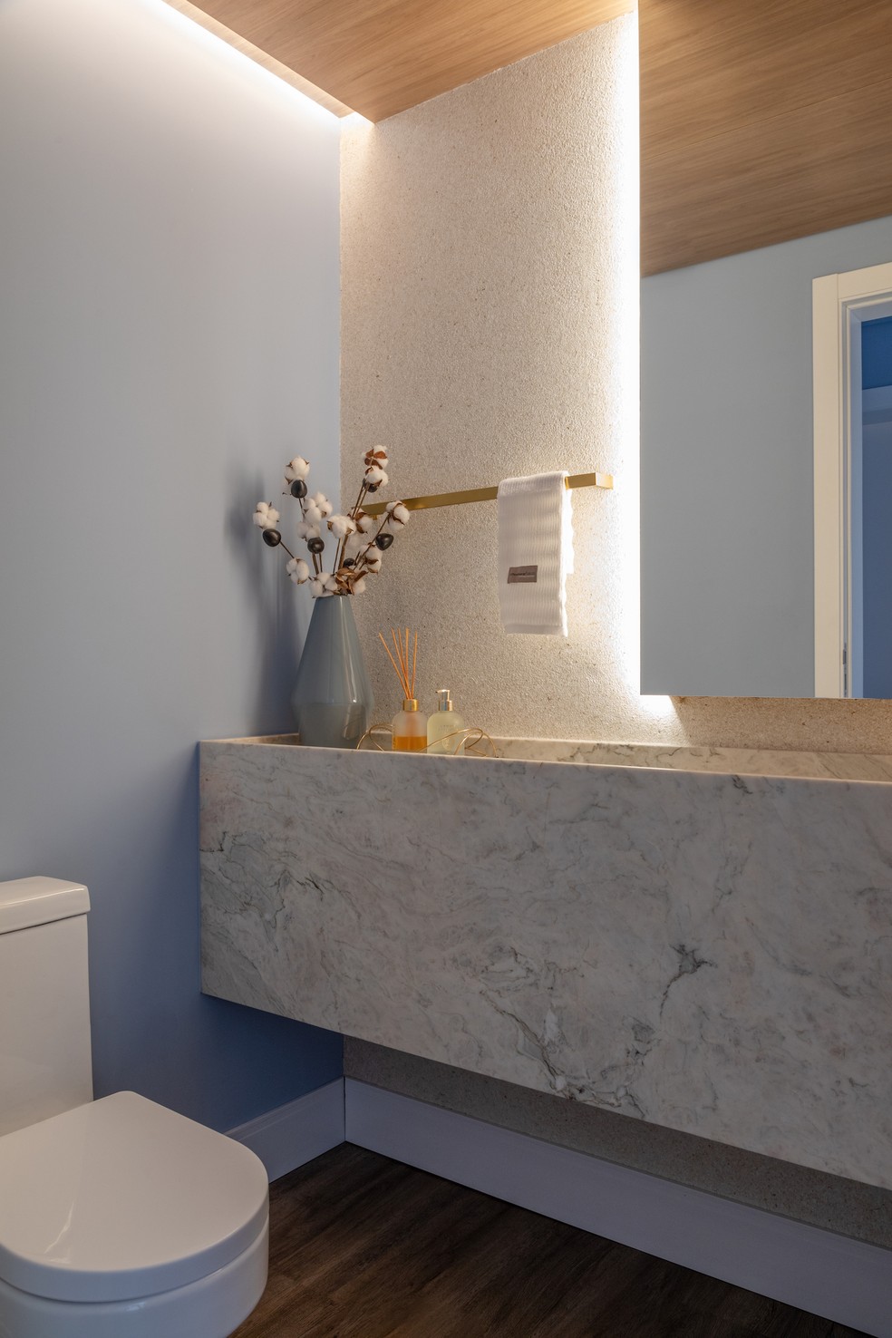 Azul e branco marcam decoração de apartamento de férias em SC