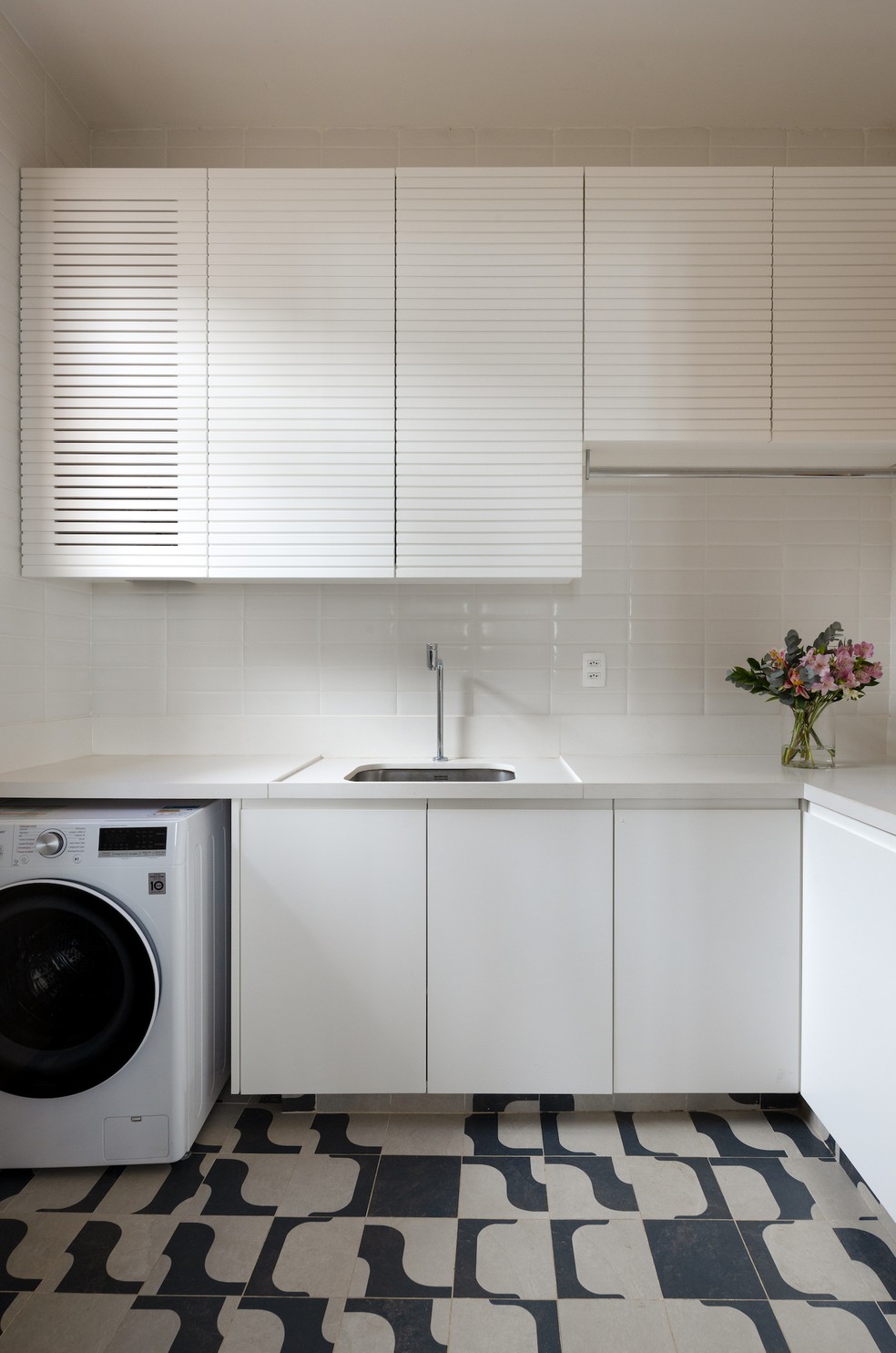 LAVANDERIA | O mesmo piso da Portobello foi utilizado na lavanderia, dando unidade para os ambientes — Foto: André Nazareth / Divulgação