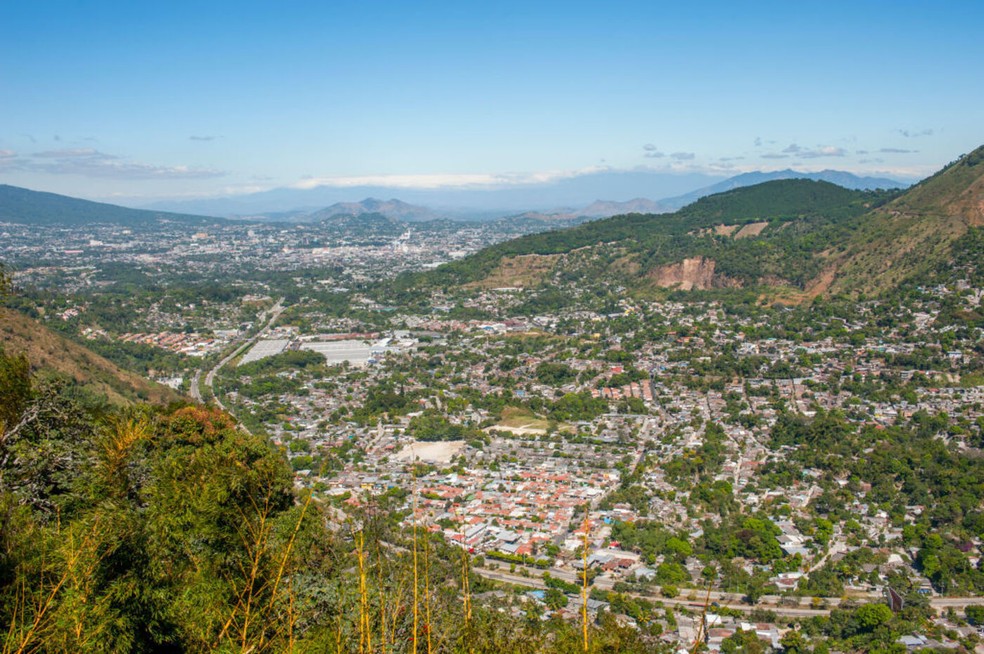 San Salvador, em El Salvador, adota o conceito de “cidade esponja” ao restaurar encostas e áreas de recarga hídrica e construir infraestrutura de retenção de águas pluviais — Foto: Getty Images