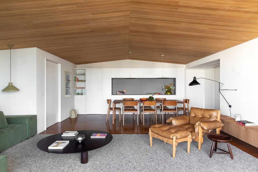 Telhado de madeira e design brasileiro conferem identidade a apartamento