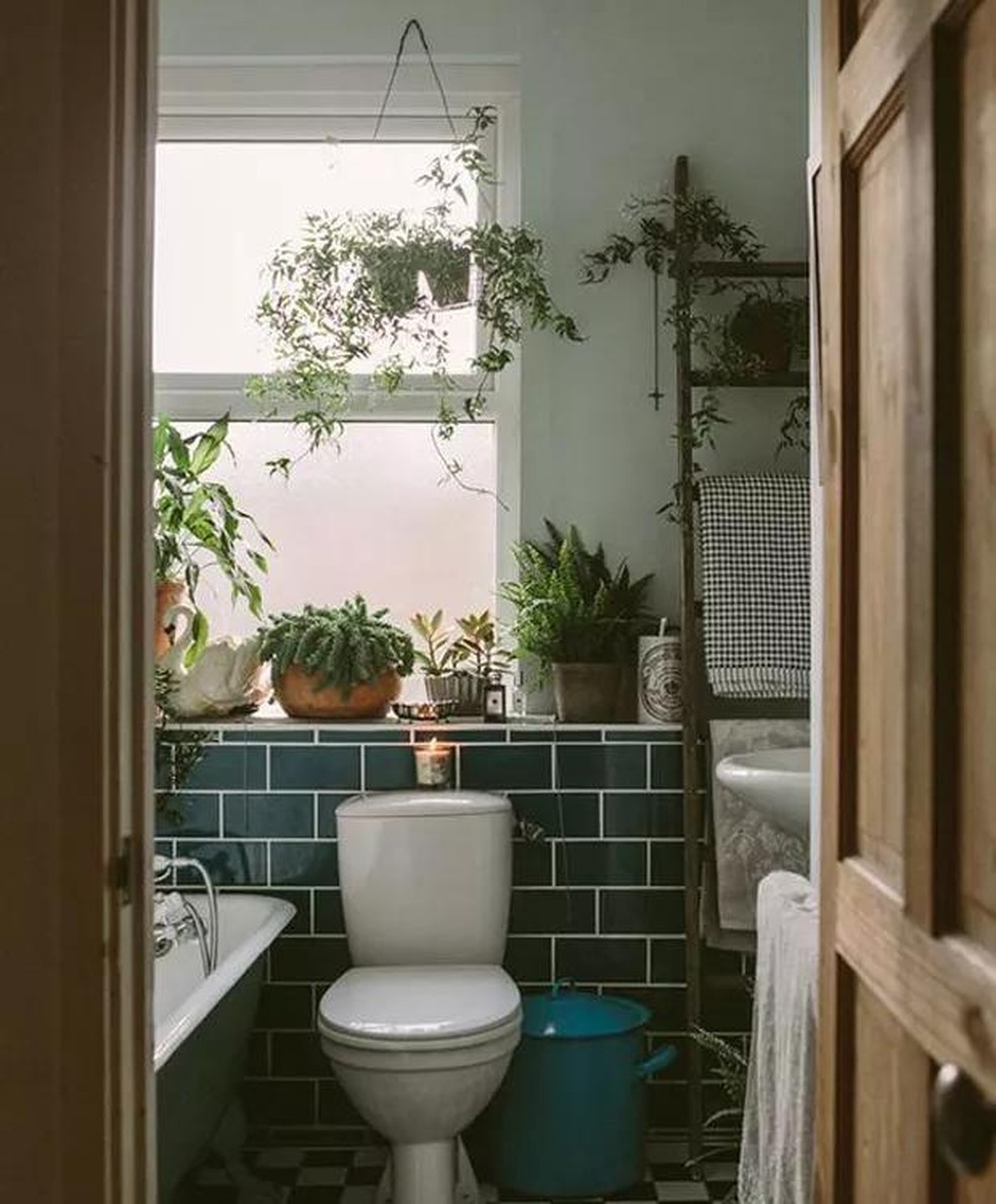 Algumas espécies vão exigir mais luz solar. Então colocá-las no parapeito da janela é, com certeza, uma ideia esperta! (Foto Reprodução/Pinterest) — Foto: plantas-no-banheiro-tendencia-dicas-como-decorar-pinterest-inspiracao (Foto: Reprodução/Pinterest)