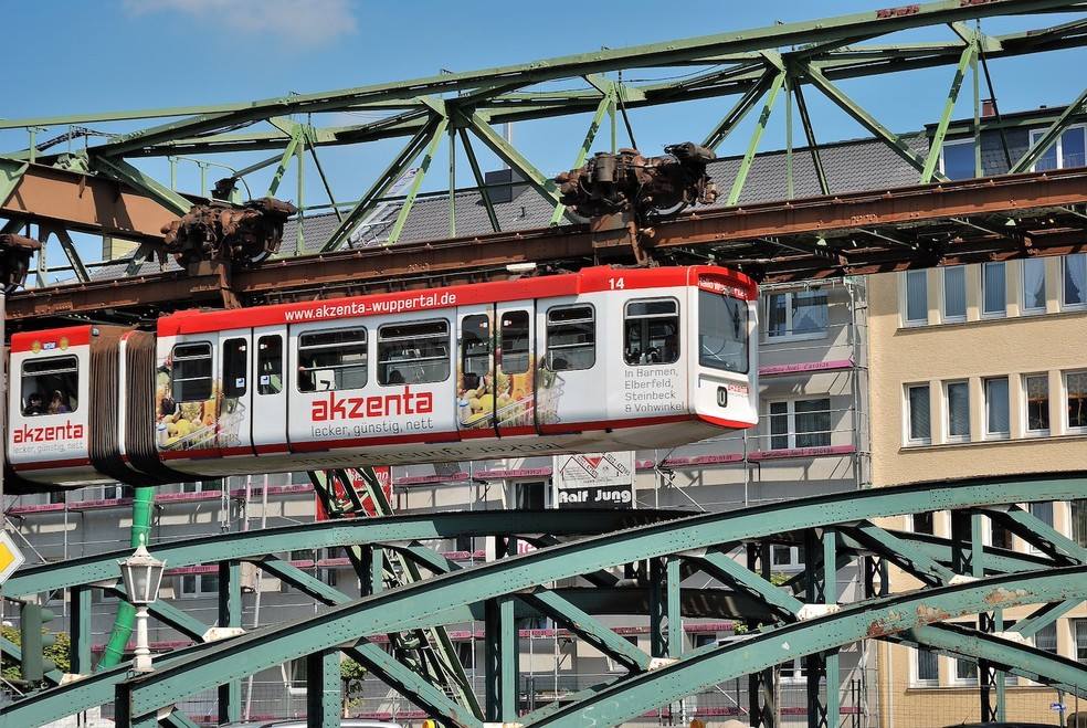 O Wuppertal Schwebebahn é um serviço de monotrilho suspenso no norte do Reno, Alemanha — Foto: Tasto / Wikimedia Commons