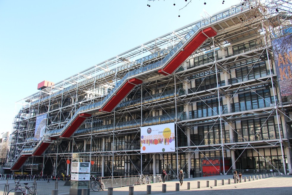 Com uma escada rolante na fachada, o prédio localizado em Paris é um dos mais marcantes de Renzo Piano — Foto: Flickr / Fred Romero / CreativeCommons