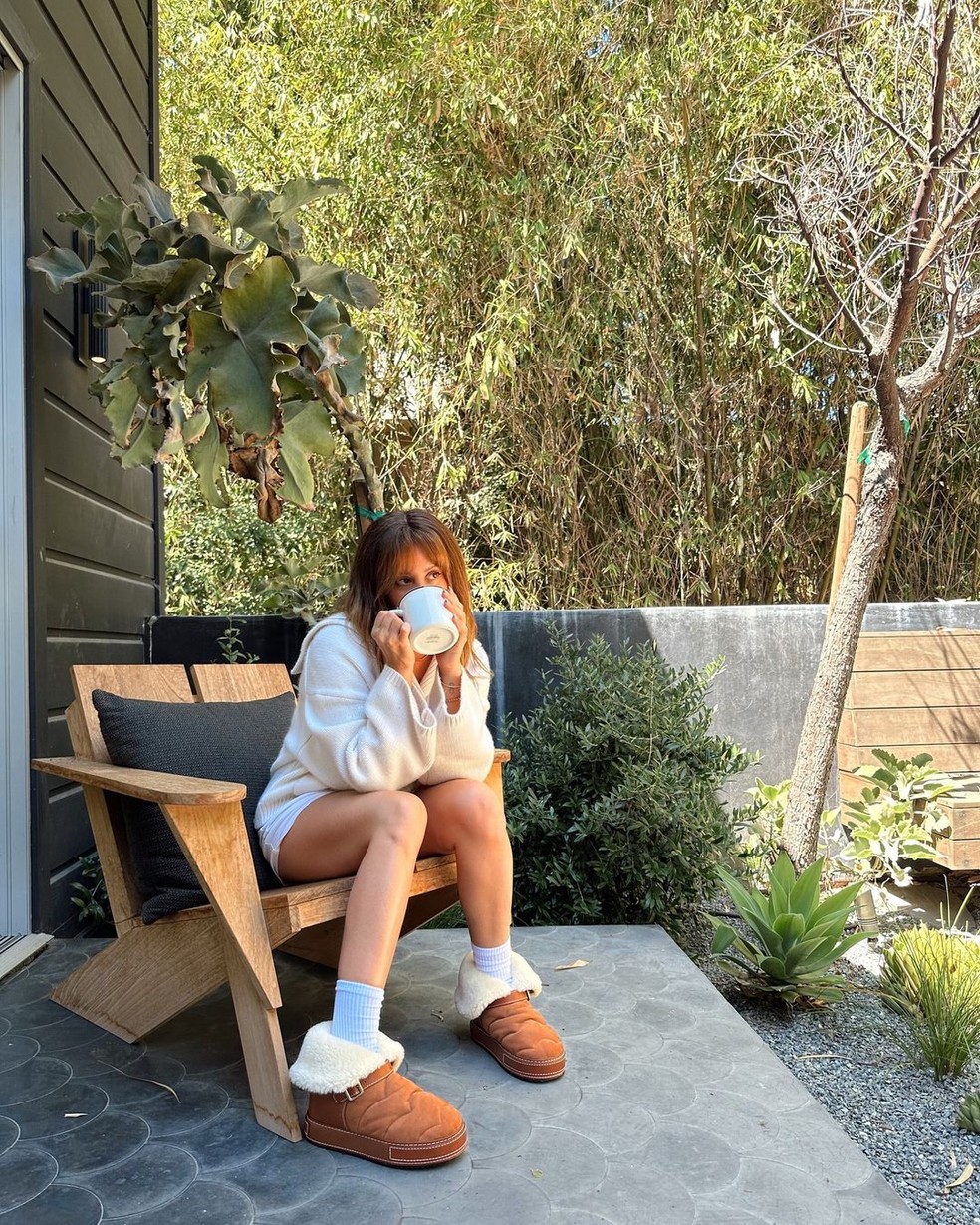 Ashley Tisdale na área externa da sua casa — Foto: Instagram / Reprodução