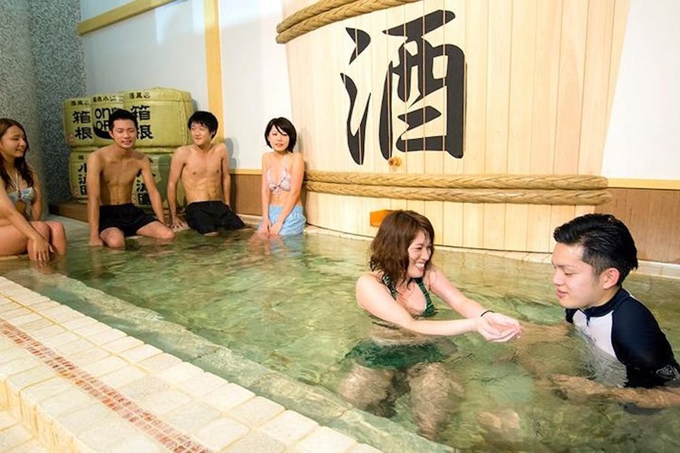 O banho de saquê é uma das opções do Yunessun Spa Resort, no Japão — Foto: Yunessun Spa Resort / Divulgação